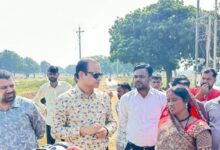 आयुक्त तारन प्रकाश सिन्हा ने खंडुआ में किया सिंचाई नाली निर्माण कार्य का निरीक्षण, श्रमिकों से किया सीधा संवाद