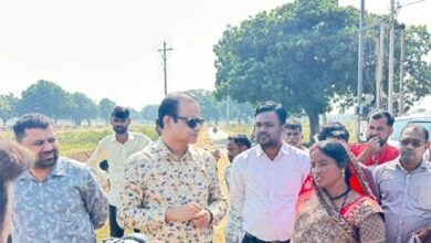 आयुक्त तारन प्रकाश सिन्हा ने खंडुआ में किया सिंचाई नाली निर्माण कार्य का निरीक्षण, श्रमिकों से किया सीधा संवाद आयुक्त तारन प्रकाश सिन्हा ने खंडुआ में किया सिंचाई नाली निर्माण कार्य का निरीक्षण, श्रमिकों से किया सीधा संवाद