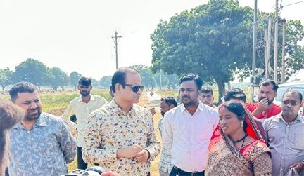 आयुक्त तारन प्रकाश सिन्हा ने खंडुआ में किया सिंचाई नाली निर्माण कार्य का निरीक्षण, श्रमिकों से किया सीधा संवाद