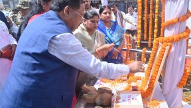 गांधी जयंती पर प्रभारी मंत्री रामविचार नेताम ने मनेंद्रगढ़ में महात्मा गांधी और लाल बहादुर शास्त्री को किया नमन