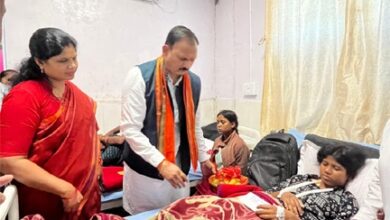 निजी कार्यक्रम छोड़ केल्हारी बस दुर्घटना के घायलों से मिलने पहुंचे स्वास्थ्य मंत्री श्याम बिहारी जायसवाल