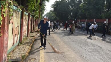 राज्यपाल डेका ने गांधी जयंती पर की साफ-सफाई