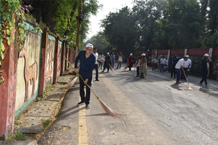 राज्यपाल डेका ने गांधी जयंती पर की साफ-सफाई राज्यपाल डेका ने गांधी जयंती पर की साफ-सफाई