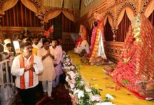 देवी पंडाल बने जनसमस्या निवारण के केंद्र, उप मुख्यमंत्री विजय शर्मा ने मां दुर्गा के चरणों में बैठकर सुनीं ग्रामीणों की समस्याएं
