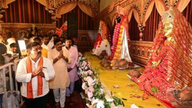 देवी पंडाल बने जनसमस्या निवारण के केंद्र, उप मुख्यमंत्री विजय शर्मा ने मां दुर्गा के चरणों में बैठकर सुनीं ग्रामीणों की समस्याएं