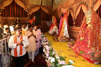 देवी पंडाल बने जनसमस्या निवारण के केंद्र, उप मुख्यमंत्री विजय शर्मा ने मां दुर्गा के चरणों में बैठकर सुनीं ग्रामीणों की समस्याएं देवी पंडाल बने जनसमस्या निवारण के केंद्र, उप मुख्यमंत्री विजय शर्मा ने मां दुर्गा के चरणों में बैठकर सुनीं ग्रामीणों की समस्याएं