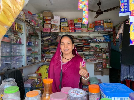 महतारी वंदन की राशि से पुन्नी ध्रुव की दुकान को मिला संबल महतारी वंदन की राशि से पुन्नी ध्रुव की दुकान को मिला संबल
