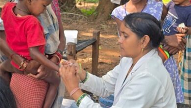 सेवा संकल्प अभियान : 8 किलोमीटर पैदल चलकर बेंगपाल पहुंची स्वास्थ्य टीम, पेड़ की छांव बनी अस्पताल