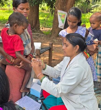 सेवा संकल्प अभियान : 8 किलोमीटर पैदल चलकर बेंगपाल पहुंची स्वास्थ्य टीम, पेड़ की छांव बनी अस्पताल