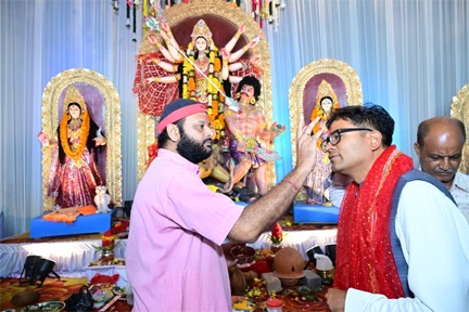 महानवमी पर वित्त मंत्री ओ.पी. चौधरी ने रायगढ़ के विभिन्न दुर्गा पूजा पंडालों में की माँ दुर्गा की पूजा-अर्चना