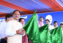 केंद्रीय रेल मंत्री अश्विनी वैष्णव और मुख्यमंत्री विष्णु देव साय  ने रावघाट – रायपुर एवं रायपुर – कुरूद यात्री रेल सेवाओं को दिखाई हरी झंडी
