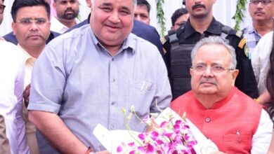 विधानसभा अध्यक्ष डॉ. रमन सिंह को जन्मदिन की बधाई देने पहुंचे पर्यटन मंत्री राजेश अग्रवाल