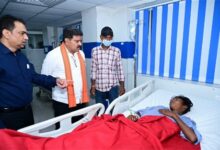 उप मुख्यमंत्री विजय शर्मा ने अस्पताल पहुंचकर जाना सड़क हादसे में घायलों का हाल