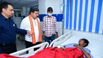 उप मुख्यमंत्री विजय शर्मा ने अस्पताल पहुंचकर जाना सड़क हादसे में घायलों का हाल