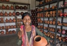 सेवा की कहानी : मिट्टी के बर्तनों के कारोबार से आत्मनिर्भर बनीं सोन कुमारी
