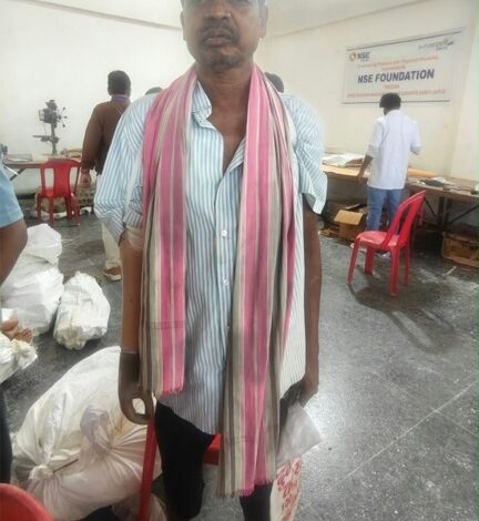 तीन साल बाद लौटे जिंदगी के पुराने दिन : कृत्रिम हाथ लगते ही रोनू ने पिया पानी, छलक उठीं आंखें तीन साल बाद लौटे जिंदगी के पुराने दिन : कृत्रिम हाथ लगते ही रोनू ने पिया पानी, छलक उठीं आंखें