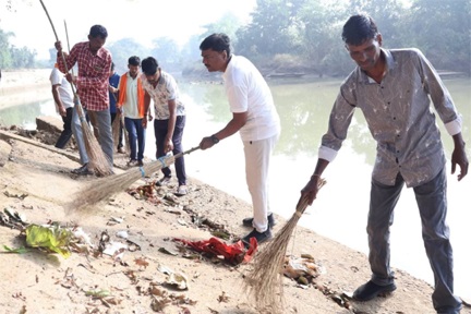 रामपुर आश्रम में जनभागीदारी से चला सेवा संकल्प के साथ स्वच्छता अभियान रामपुर आश्रम में जनभागीदारी से चला सेवा संकल्प के साथ स्वच्छता अभियान
