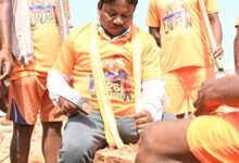 विश्व सिद्ध बस्तर दशहरा : बस्तर सांसद महेश कश्यप ने हांथों में औजार लेकर रथ निर्माण में विश्व सिद्ध बस्तर दशहरा : बस्तर सांसद महेश कश्यप ने हांथों में औजार लेकर रथ निर्माण में