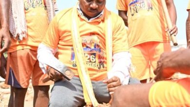 विश्व सिद्ध बस्तर दशहरा : बस्तर सांसद महेश कश्यप ने हांथों में औजार लेकर रथ निर्माण में
