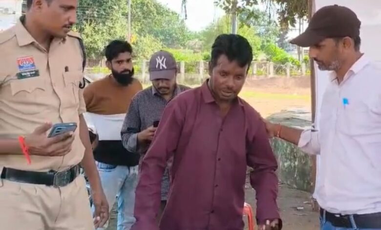 छह दिन से भूखा बैठा दिव्यांग… प्रशासन ने दिखाई ताकत!