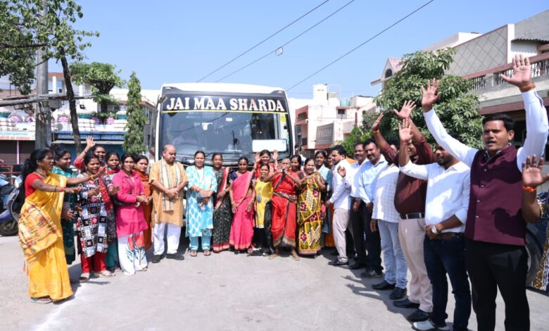 माँ जतमई एवं माँ घटारानी के पावन दर्शन हेतु मातृशक्तियों को विधायक पुरन्दर मिश्रा ने किया रवाना माँ जतमई एवं माँ घटारानी के पावन दर्शन हेतु मातृशक्तियों को विधायक पुरन्दर मिश्रा ने किया रवाना