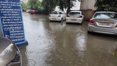 रायपुर : निगम की लापरवाही से दलदल सिवनी के साईं अपार्टमेंट में जलभराव से आवागमन हुआ अवरुद्ध