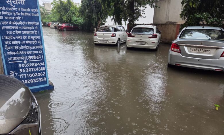 रायपुर : निगम की लापरवाही से दलदल सिवनी के साईं अपार्टमेंट में जलभराव से आवागमन हुआ अवरुद्ध